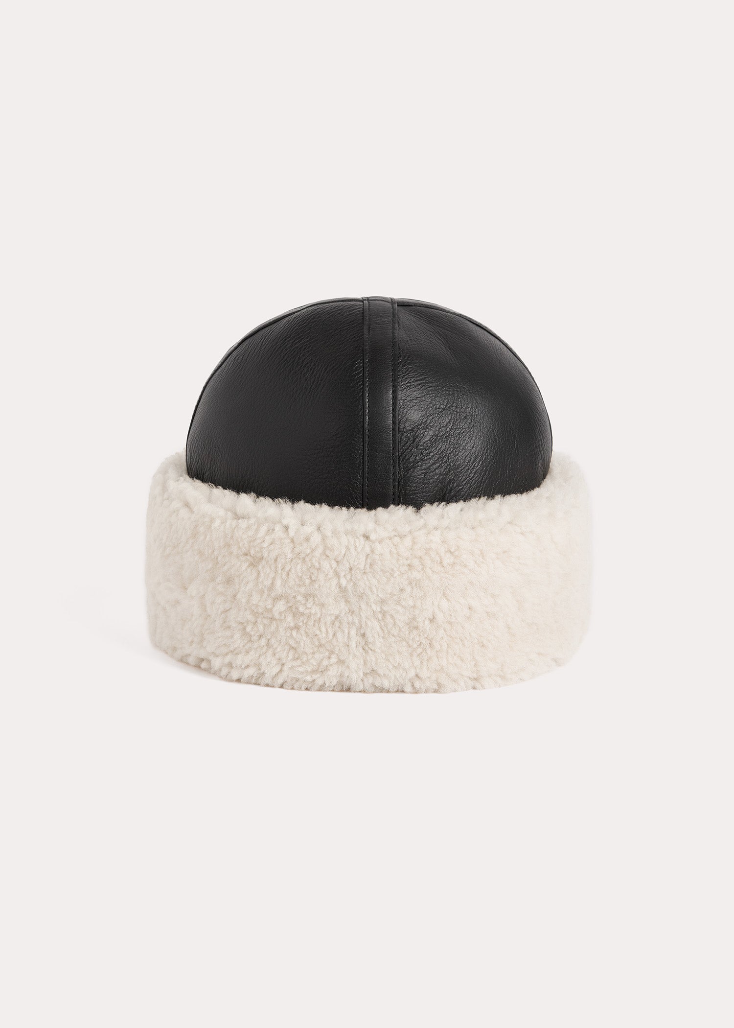 Shearling winter hat black/off white – TOTEME