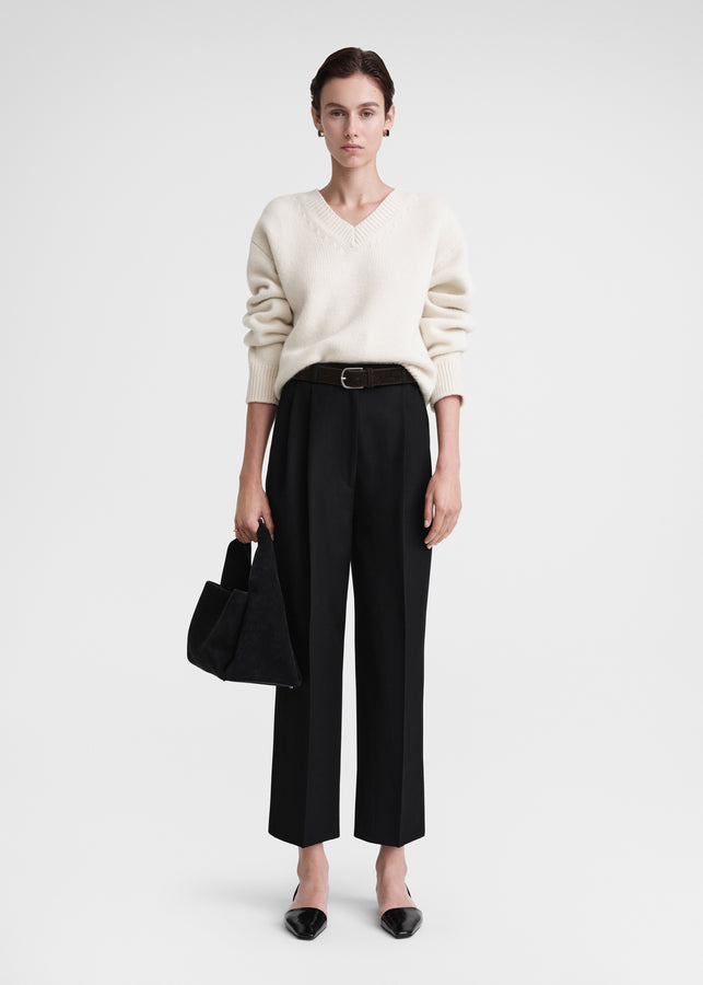 Double-pleated cropped trousers black