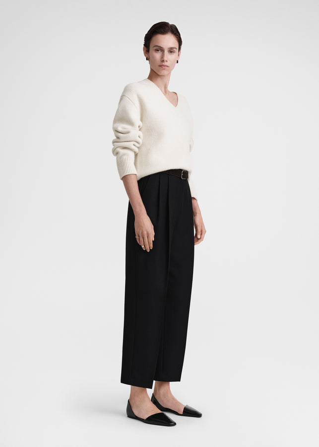 Double-pleated cropped trousers black