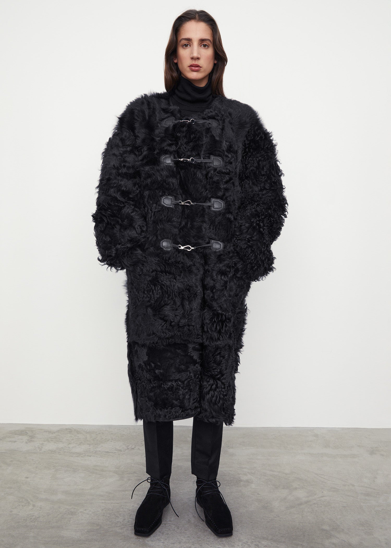 Shaggy shearling clasp coat black – TOTEME